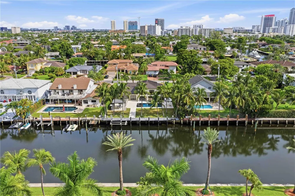 415 Holiday Dr Hallandale Beach, FL 33009