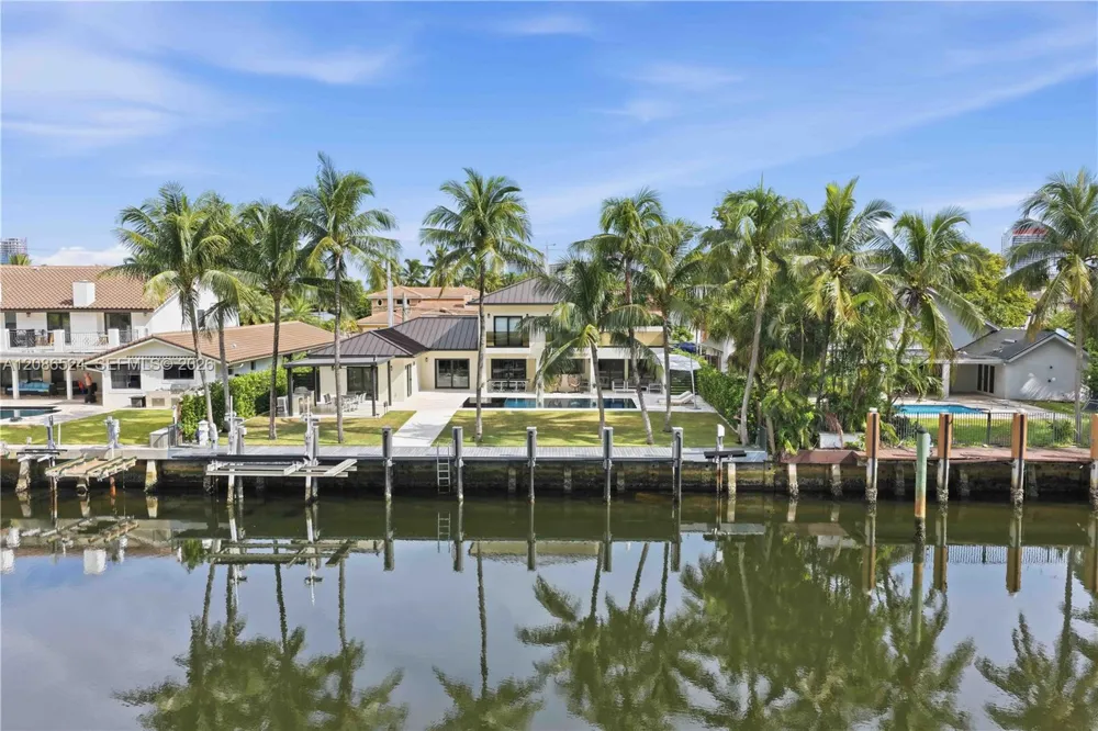 415 Holiday Dr Hallandale Beach, FL 33009