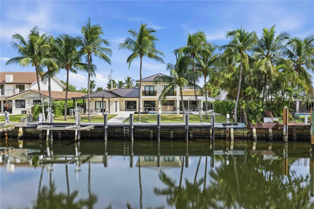 415 Holiday Dr Hallandale Beach, FL 33009