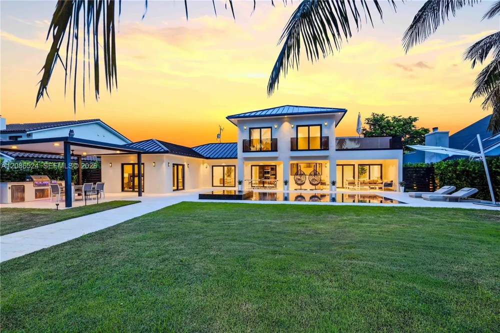 415 Holiday Dr Hallandale Beach, FL 33009