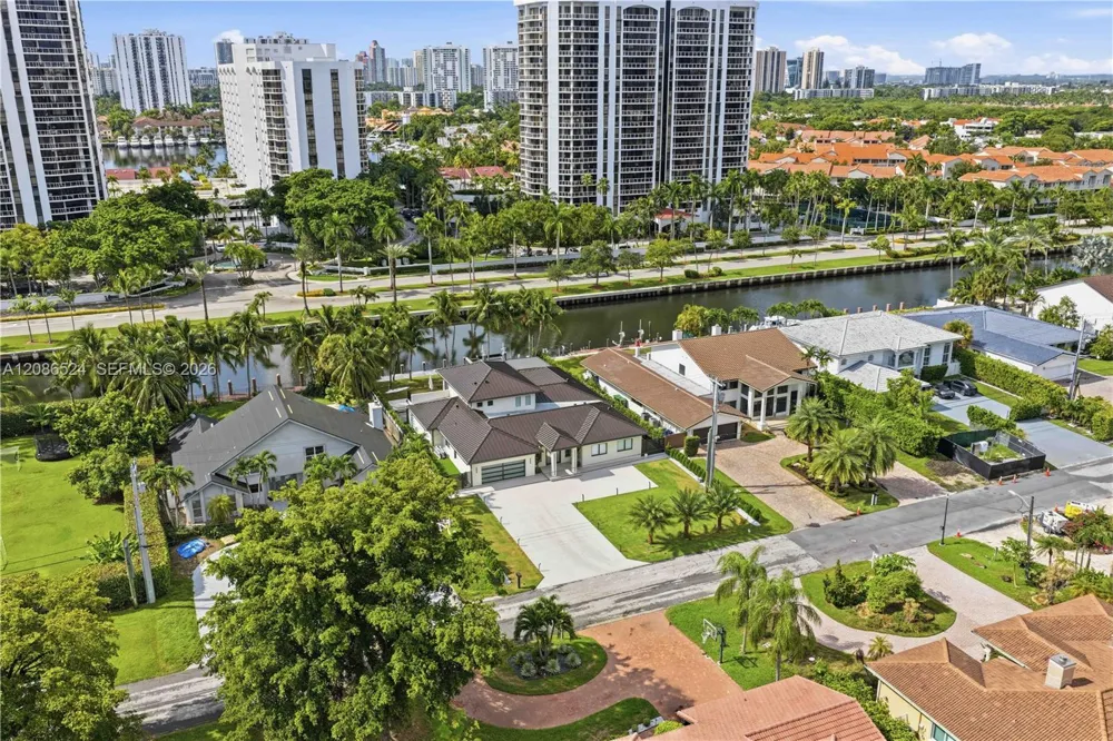 415 Holiday Dr Hallandale Beach, FL 33009