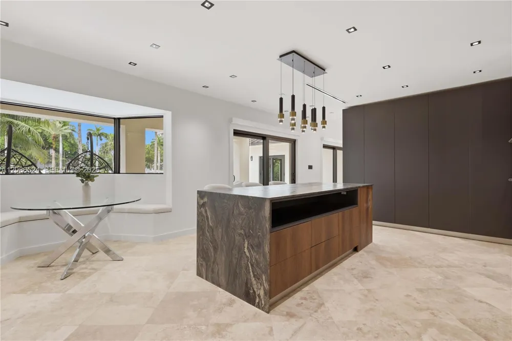 415 Holiday Dr Hallandale Beach, FL 33009