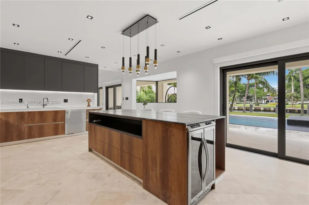 415 Holiday Dr Hallandale Beach, FL 33009