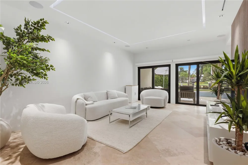 415 Holiday Dr Hallandale Beach, FL 33009
