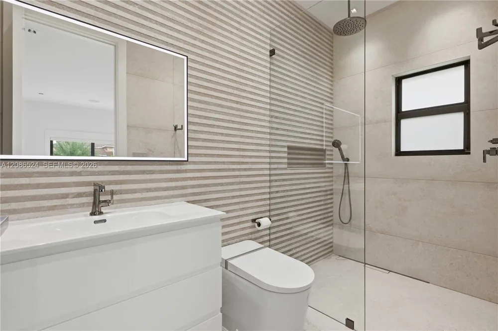 415 Holiday Dr Hallandale Beach, FL 33009