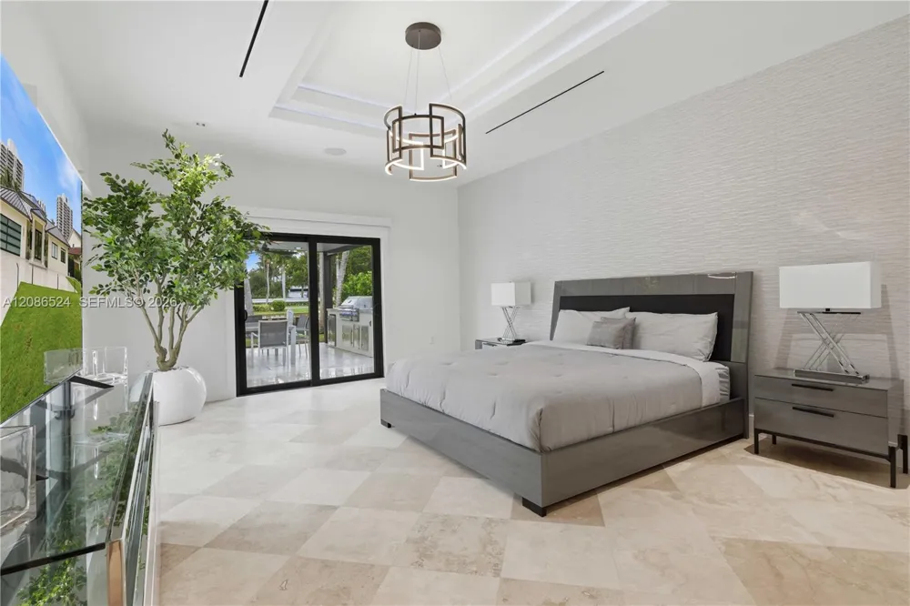 415 Holiday Dr Hallandale Beach, FL 33009