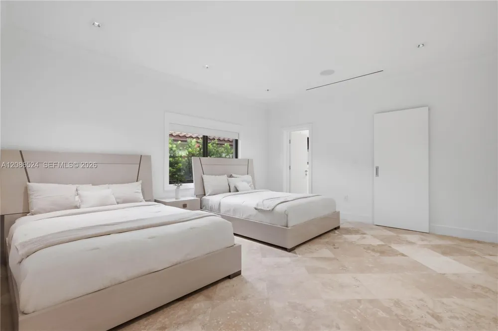 415 Holiday Dr Hallandale Beach, FL 33009