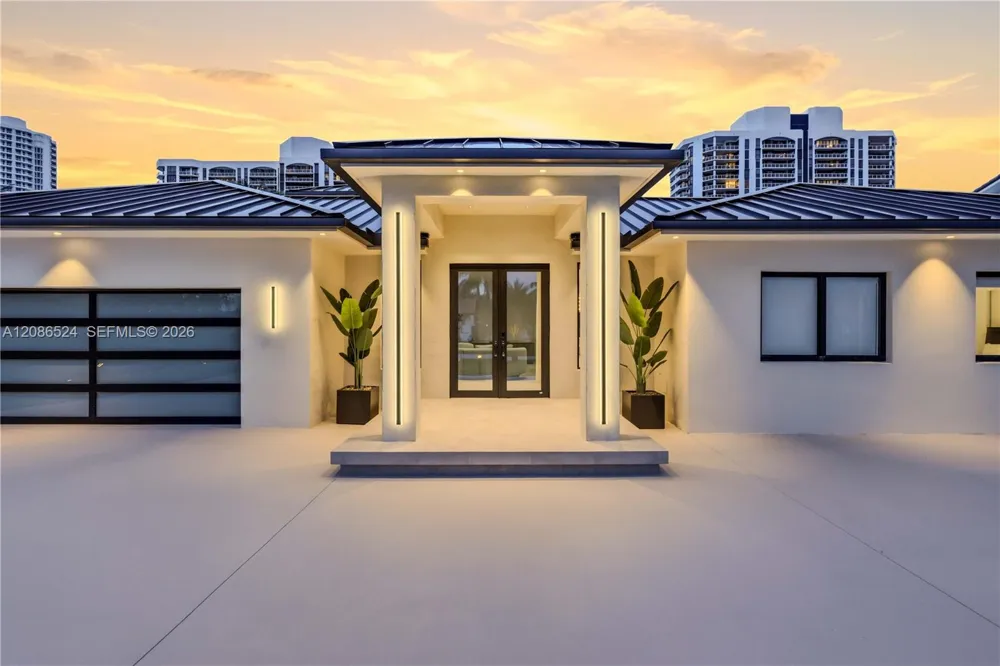 415 Holiday Dr Hallandale Beach, FL 33009