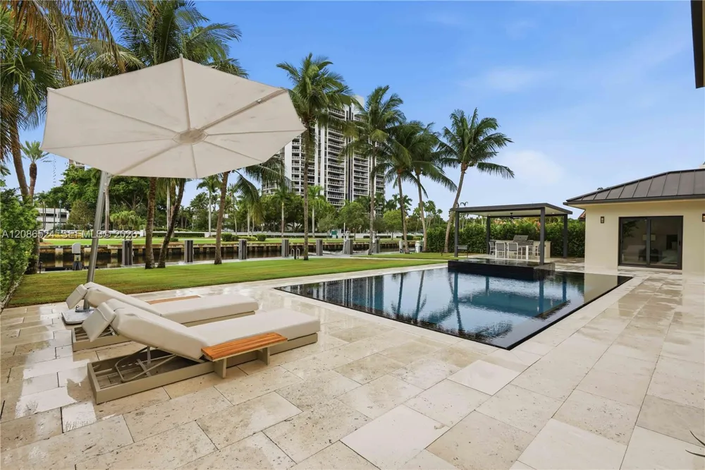 415 Holiday Dr Hallandale Beach, FL 33009