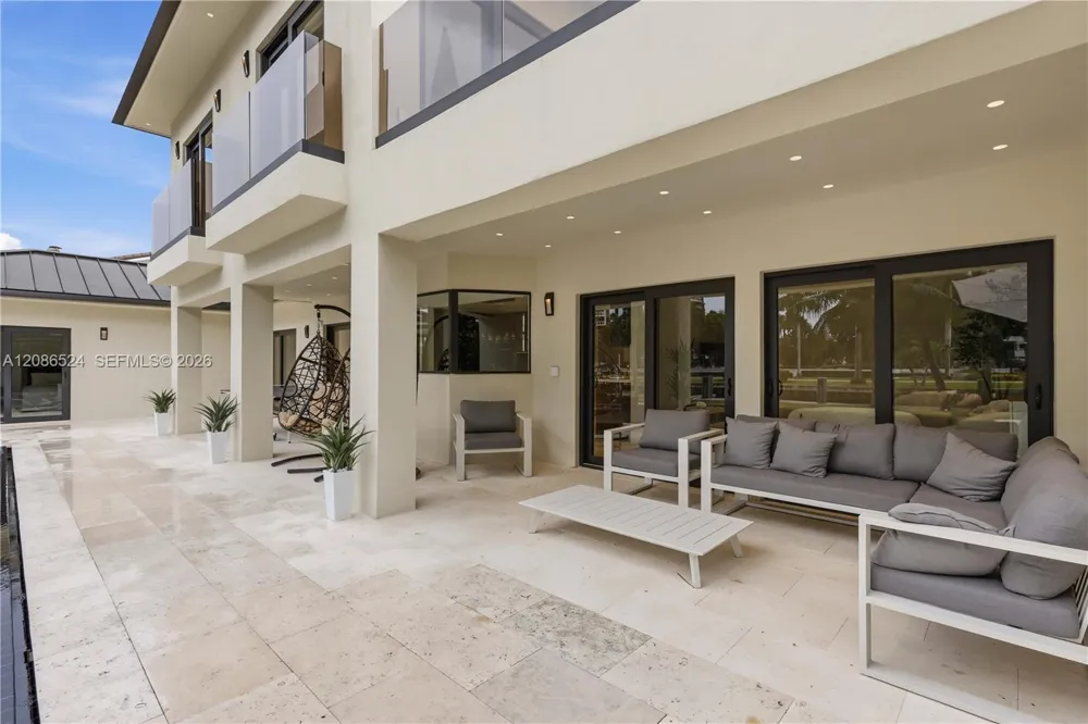 415 Holiday Dr Hallandale Beach, FL 33009