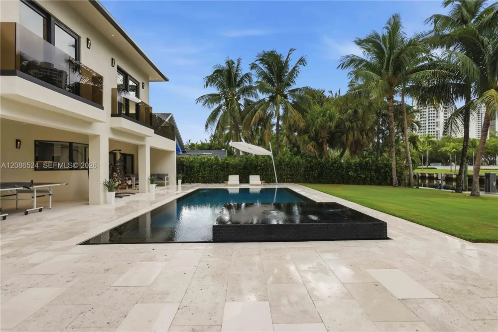 415 Holiday Dr Hallandale Beach, FL 33009