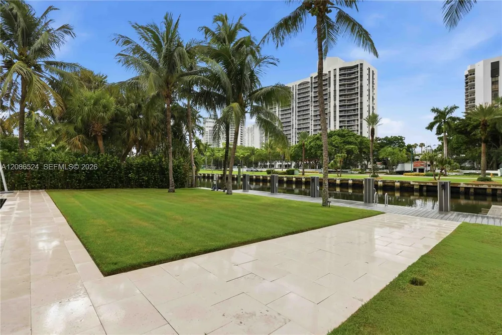415 Holiday Dr Hallandale Beach, FL 33009