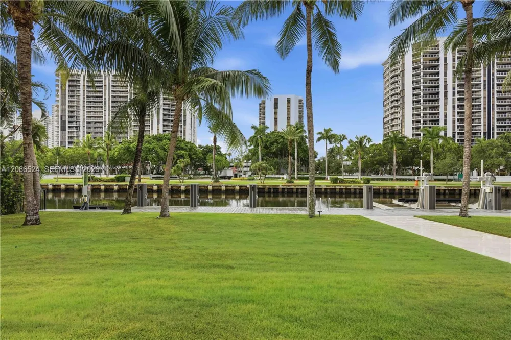 415 Holiday Dr Hallandale Beach, FL 33009