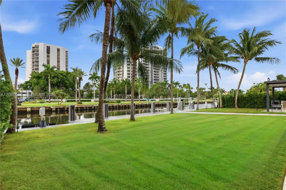 415 Holiday Dr Hallandale Beach, FL 33009