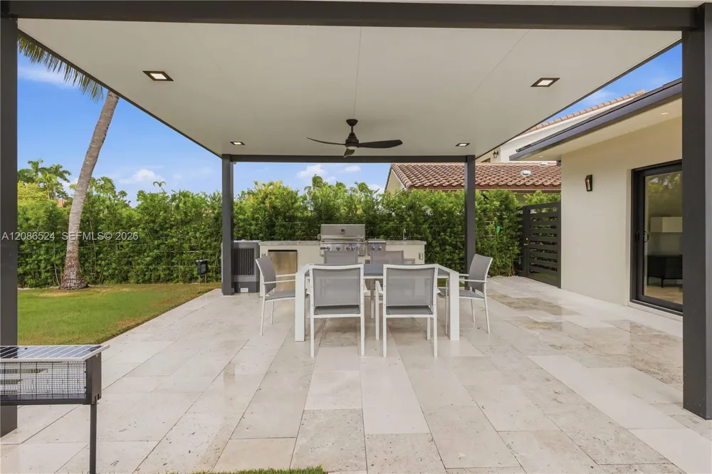 415 Holiday Dr Hallandale Beach, FL 33009
