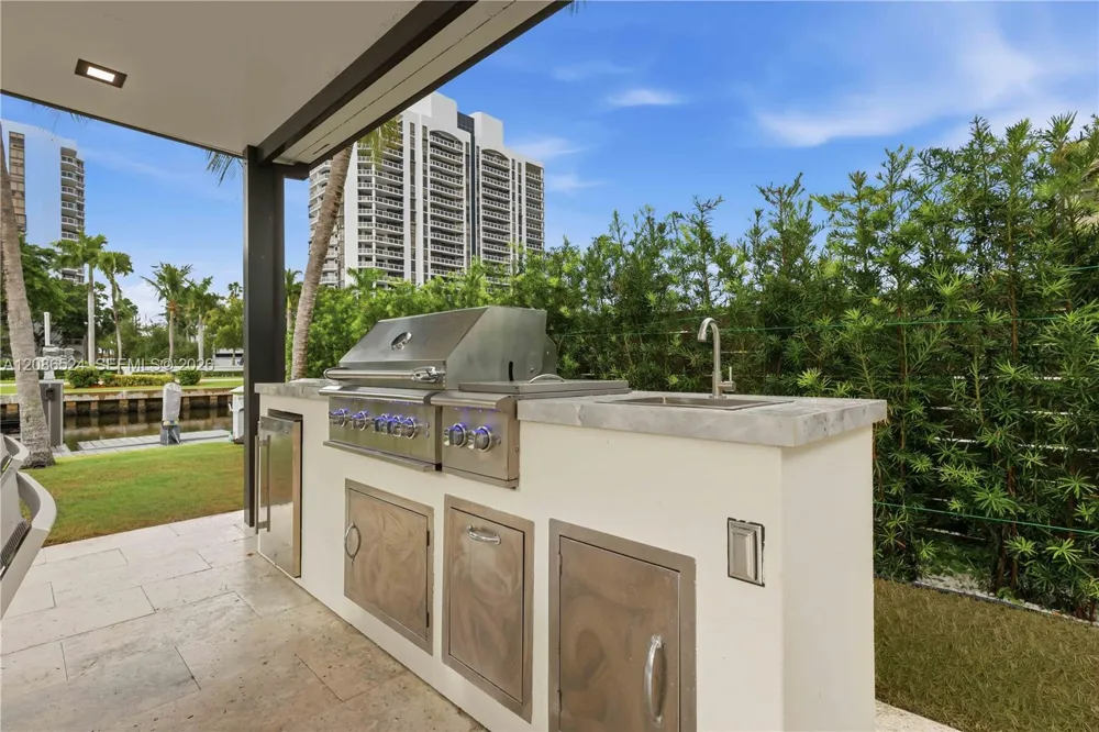415 Holiday Dr Hallandale Beach, FL 33009