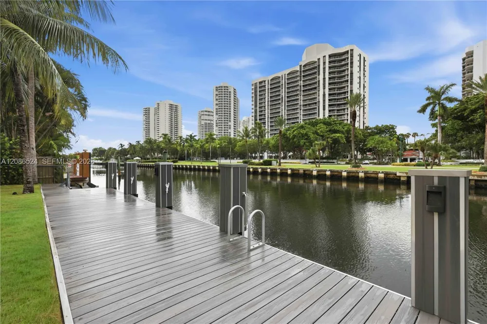 415 Holiday Dr Hallandale Beach, FL 33009