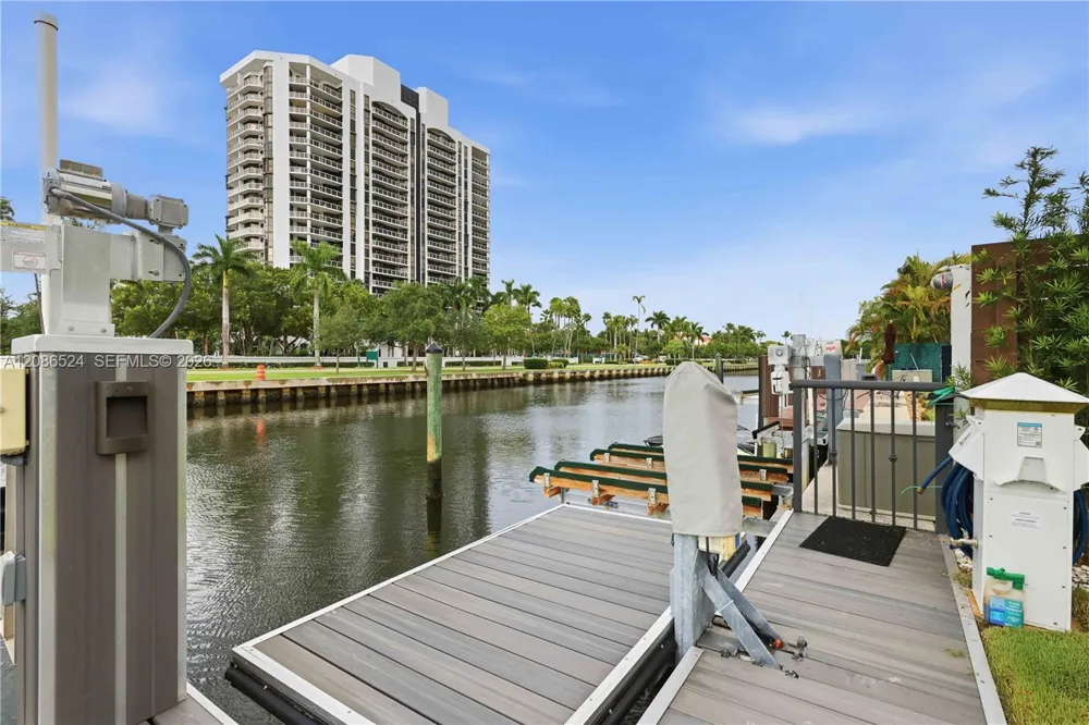 415 Holiday Dr Hallandale Beach, FL 33009