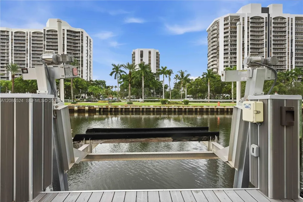 415 Holiday Dr Hallandale Beach, FL 33009