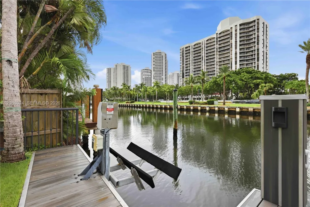 415 Holiday Dr Hallandale Beach, FL 33009