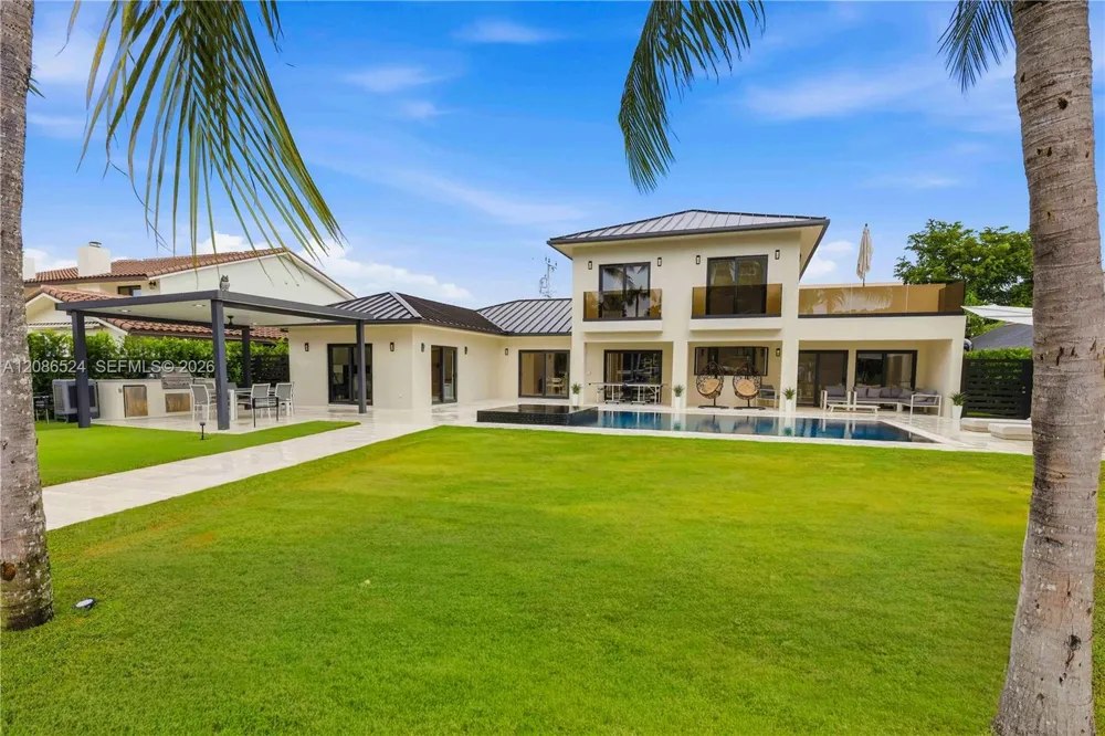 415 Holiday Dr Hallandale Beach, FL 33009