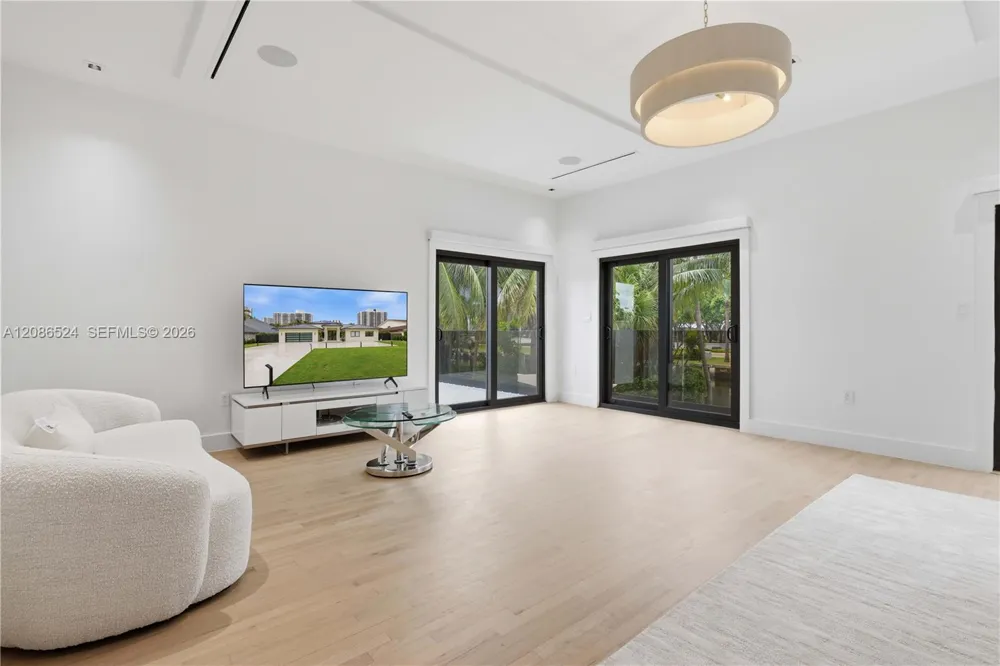 415 Holiday Dr Hallandale Beach, FL 33009