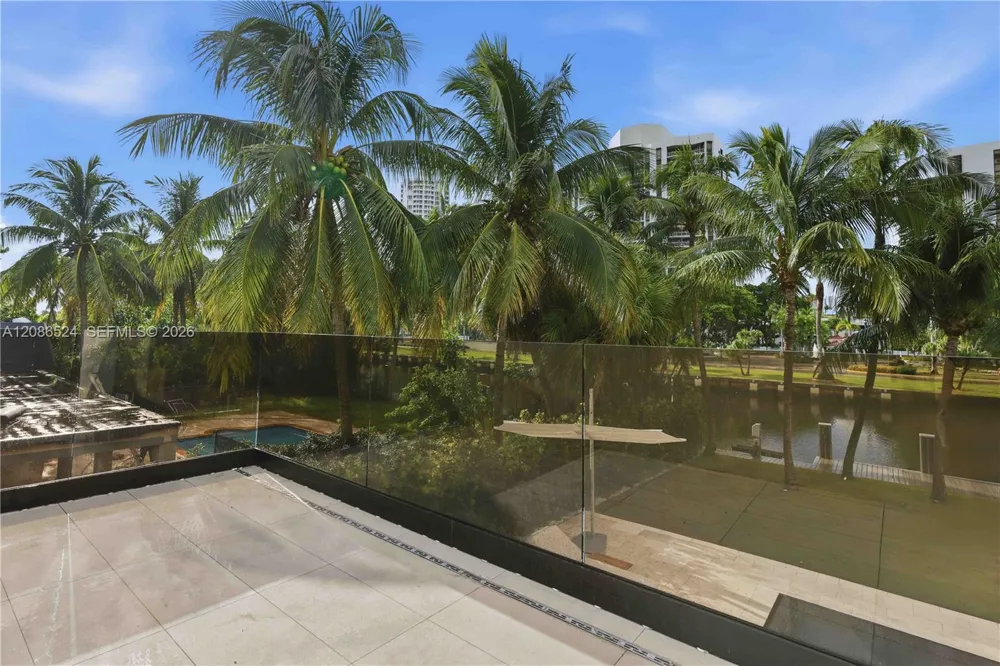 415 Holiday Dr Hallandale Beach, FL 33009
