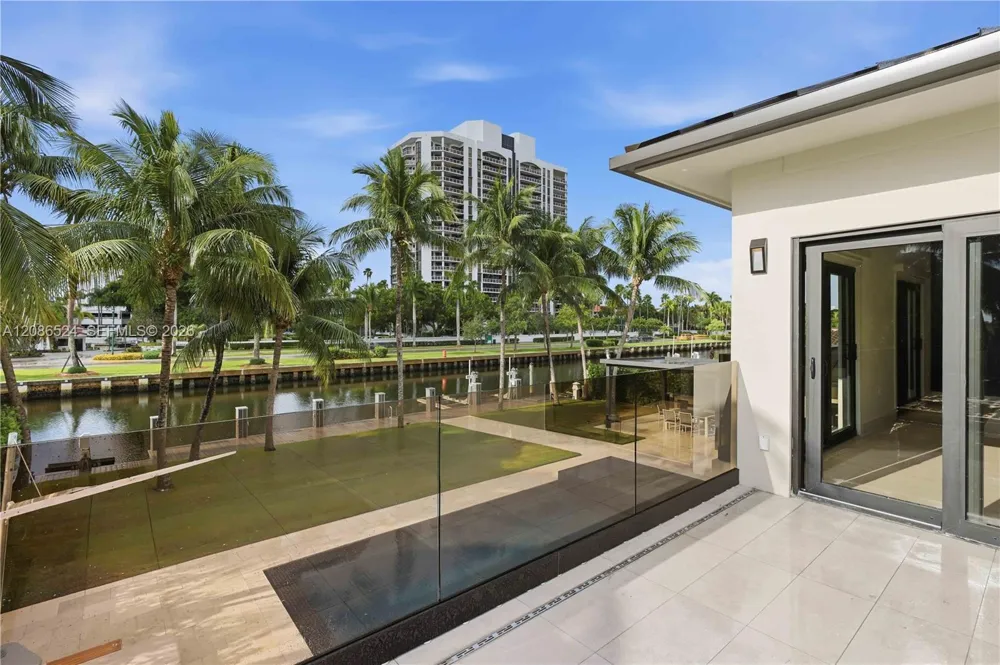 415 Holiday Dr Hallandale Beach, FL 33009