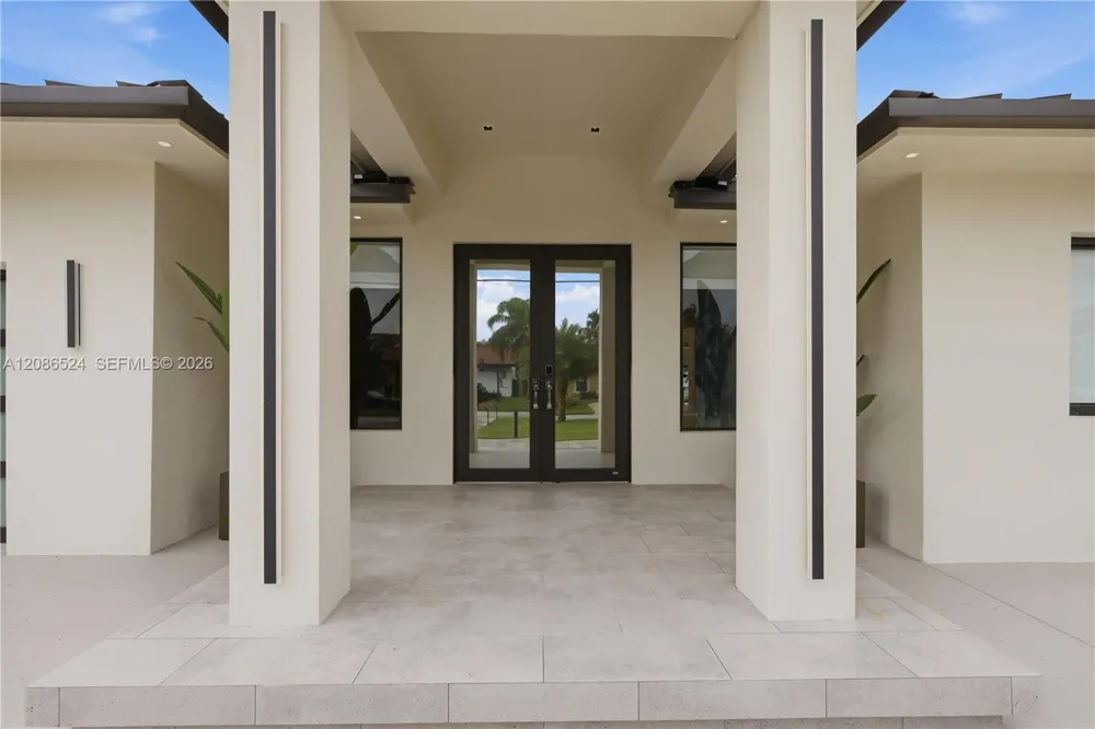 415 Holiday Dr Hallandale Beach, FL 33009