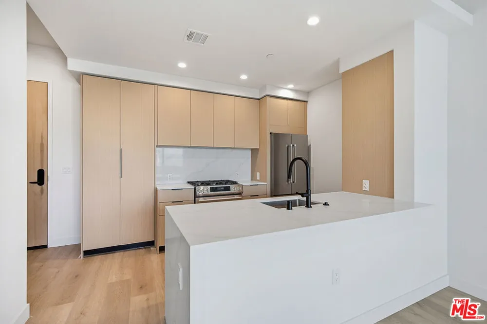 3555 Overland Avenue #406 Los Angeles, CA 90034