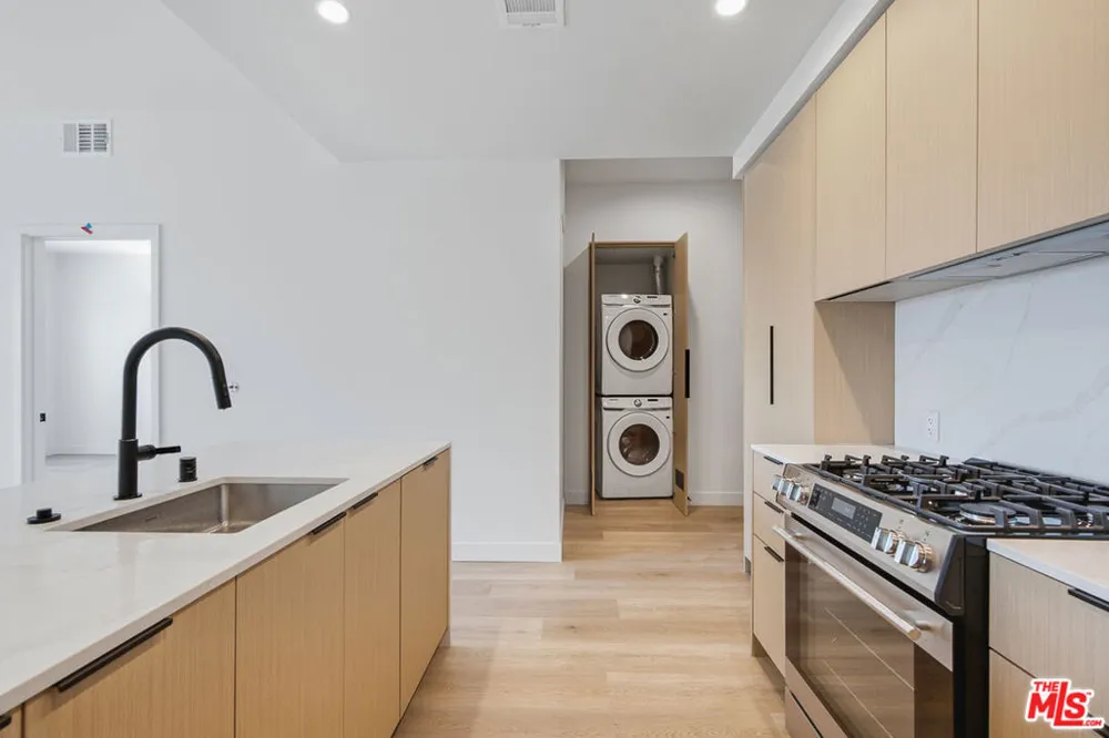 3555 Overland Avenue #406 Los Angeles, CA 90034