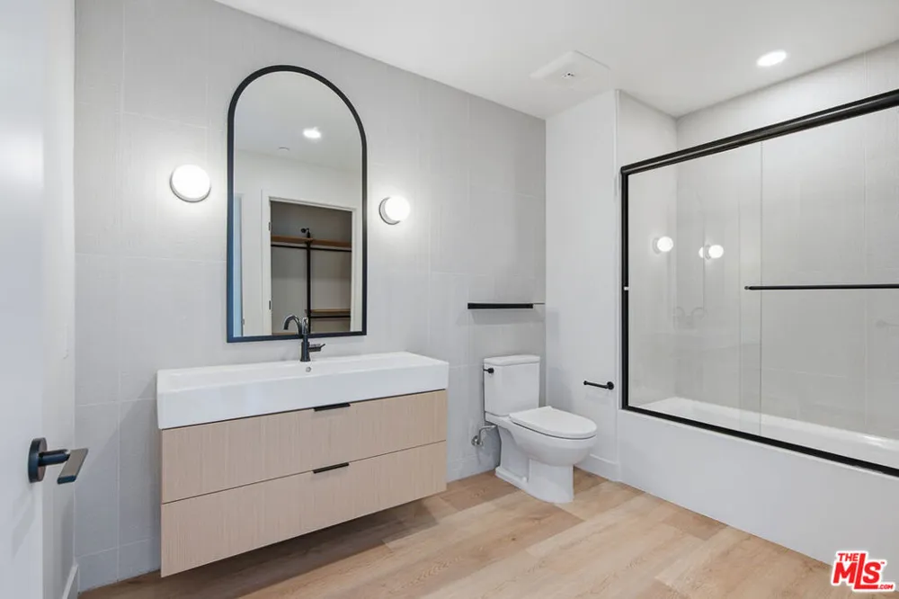3555 Overland Avenue #406 Los Angeles, CA 90034