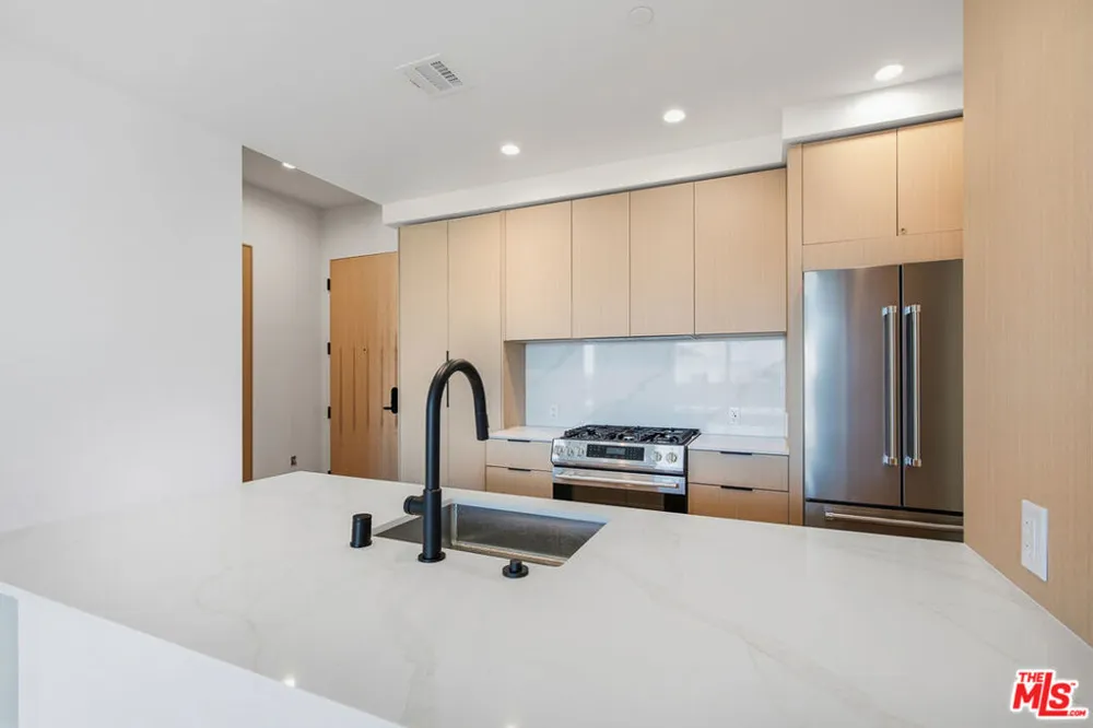 3555 Overland Avenue #406 Los Angeles, CA 90034