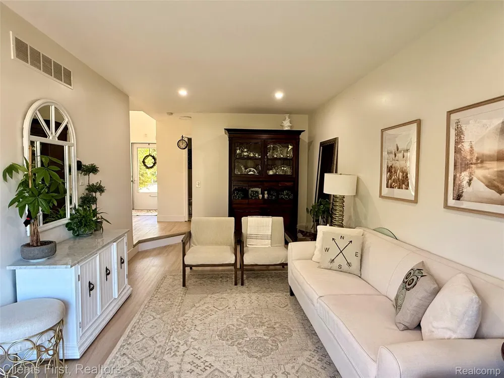 738 NATURES COVE CT Wixom City, MI 48393