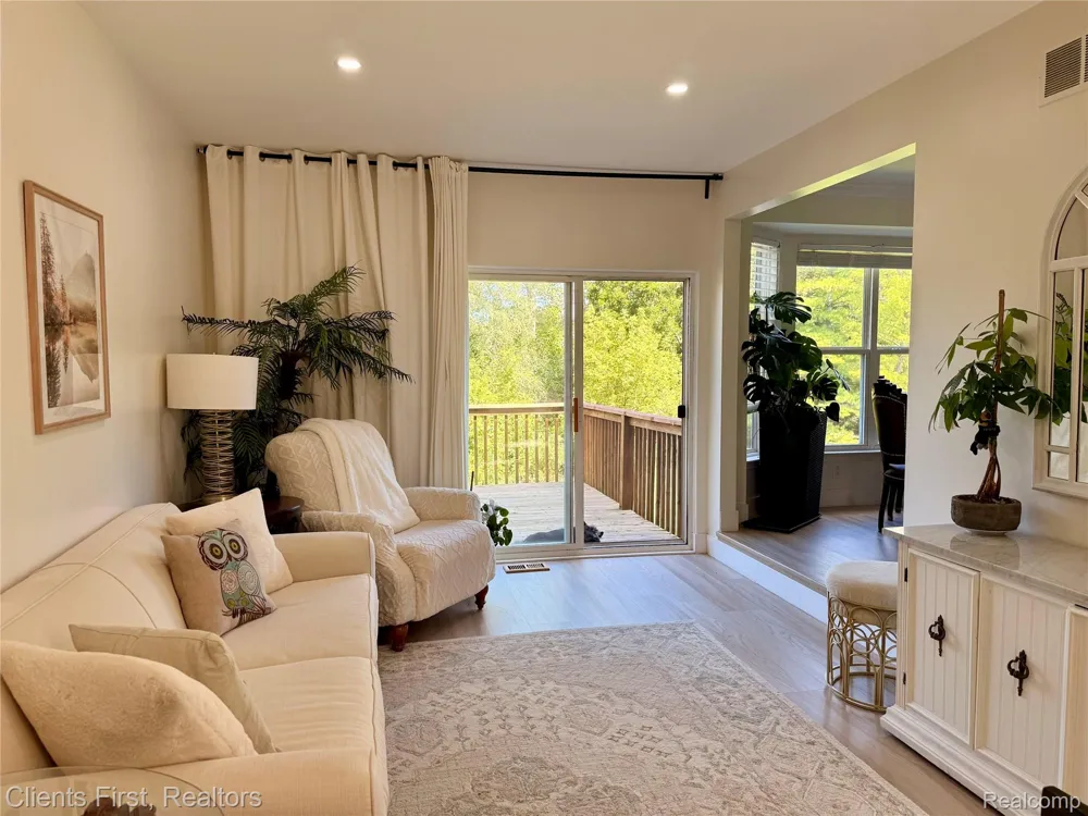 738 NATURES COVE CT Wixom City, MI 48393
