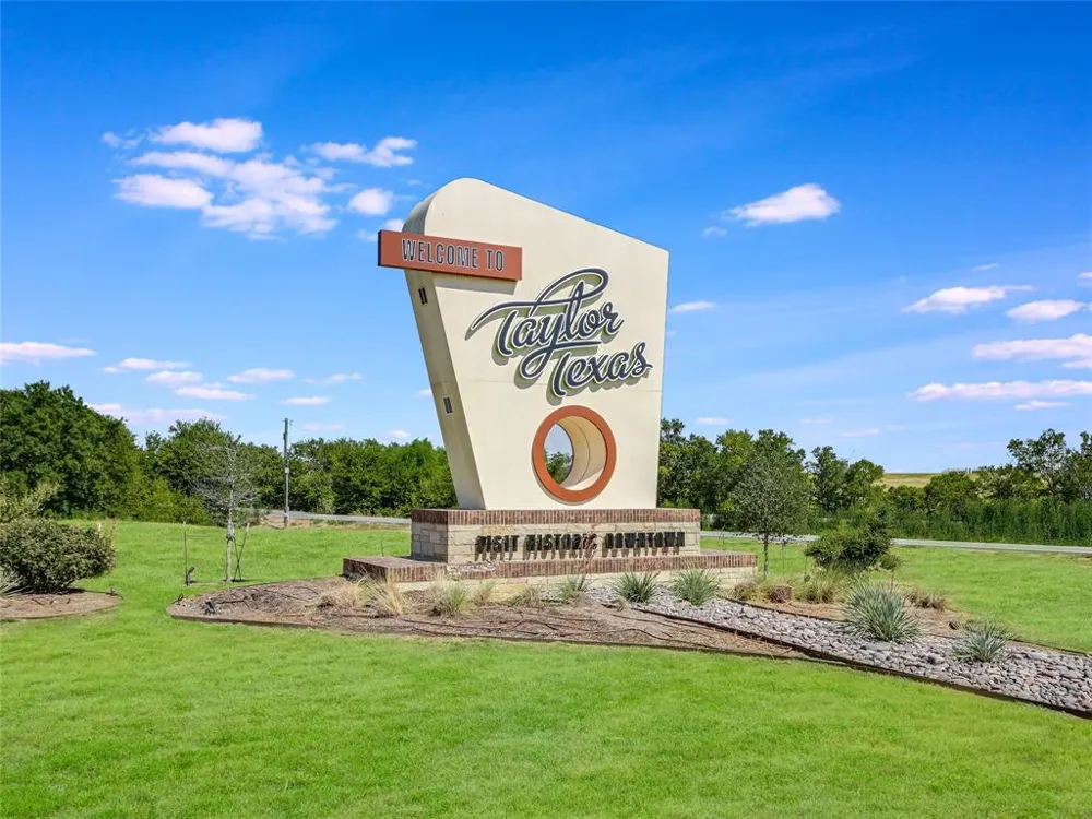 1018 Main Street Taylor, TX 76574