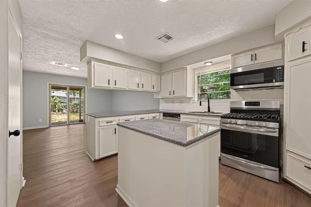 1509 Lawrence Avenue Pasadena, TX 77506