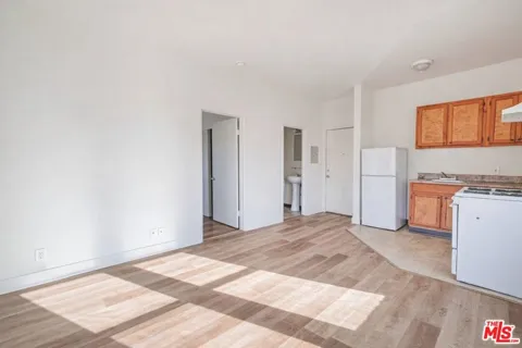537 S Kenmore Avenue #400