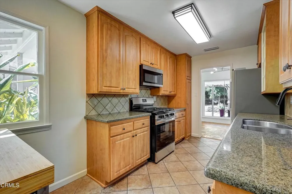 17437 Arminta Street Northridge, CA 91325