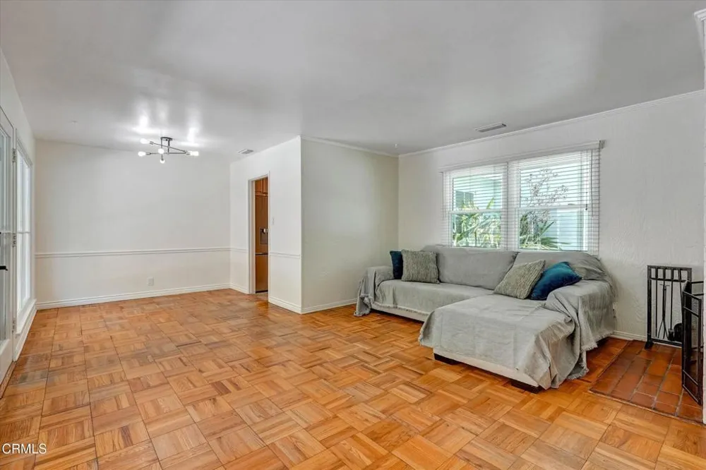 17437 Arminta Street Northridge, CA 91325