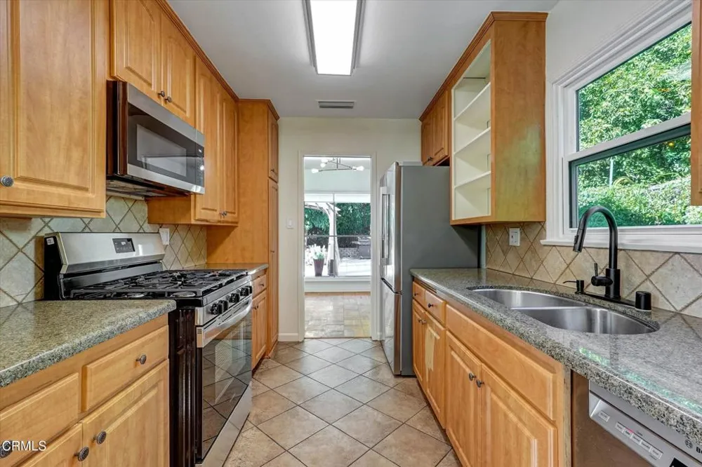 17437 Arminta Street Northridge, CA 91325