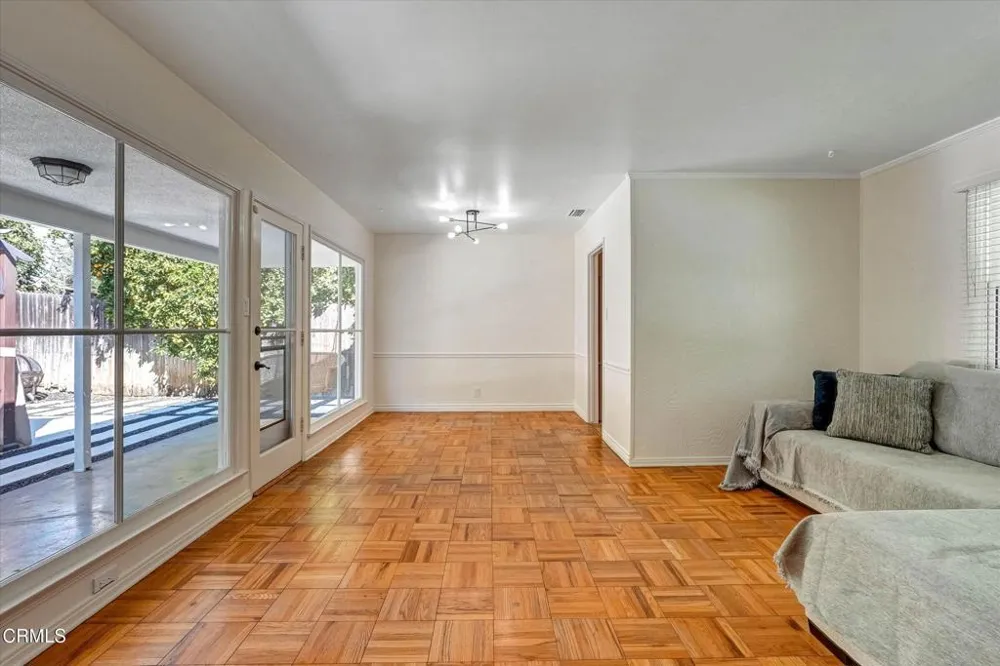 17437 Arminta Street Northridge, CA 91325
