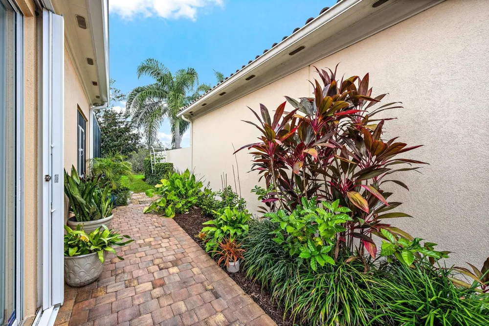 9032 SE Eldorado Way Hobe Sound, FL 33455