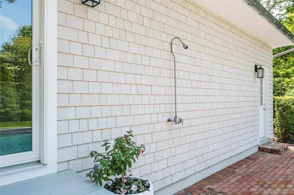 48 Beechwood Drive Southampton, NY 11968