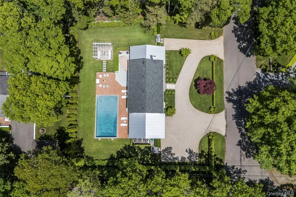 48 Beechwood Drive Southampton, NY 11968