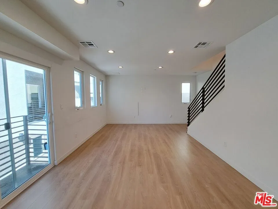 5631 Whitnall Highway Los Angeles, CA 91601