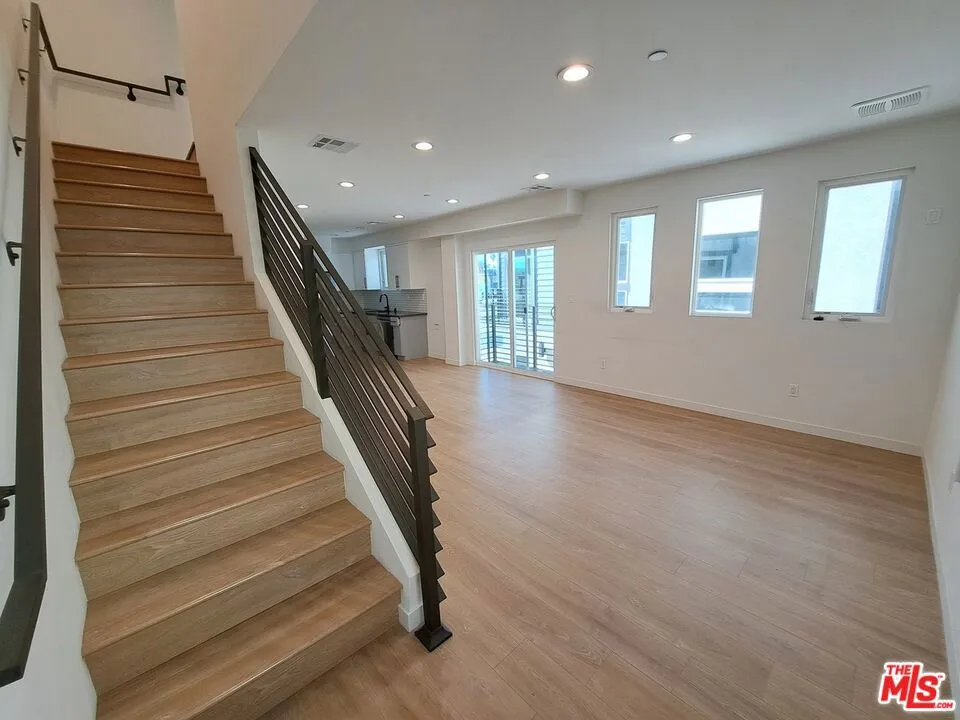 5631 Whitnall Highway Los Angeles, CA 91601