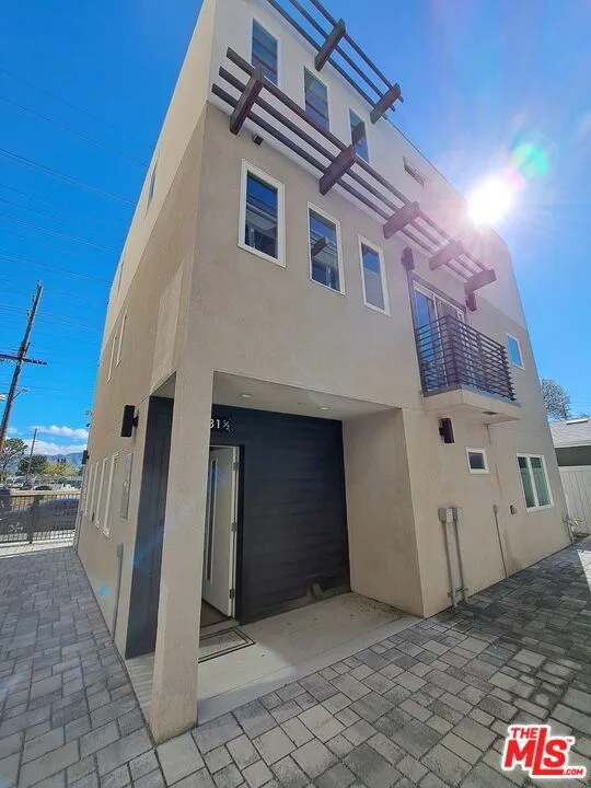 5631 Whitnall Highway Los Angeles, CA 91601