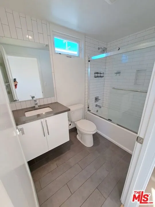 5631 Whitnall Highway Los Angeles, CA 91601