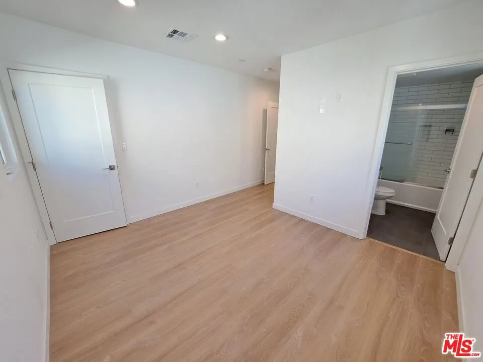 5631 Whitnall Highway Los Angeles, CA 91601